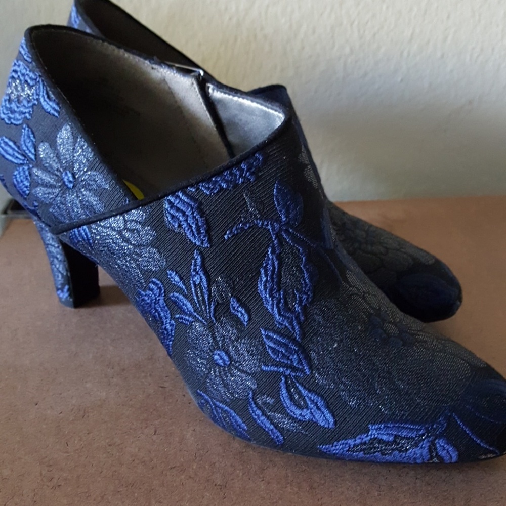 BANDOLINO Bootie Heels